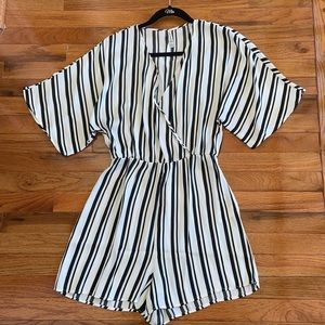 Women black and white romper, size S